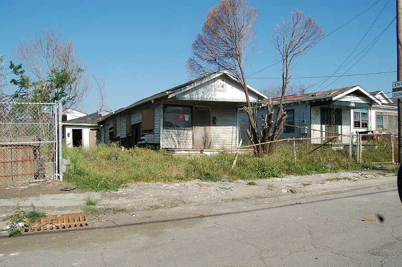 New Orleans 04-08-06 064.JPG - Abandoned homes in the 9th Ward.